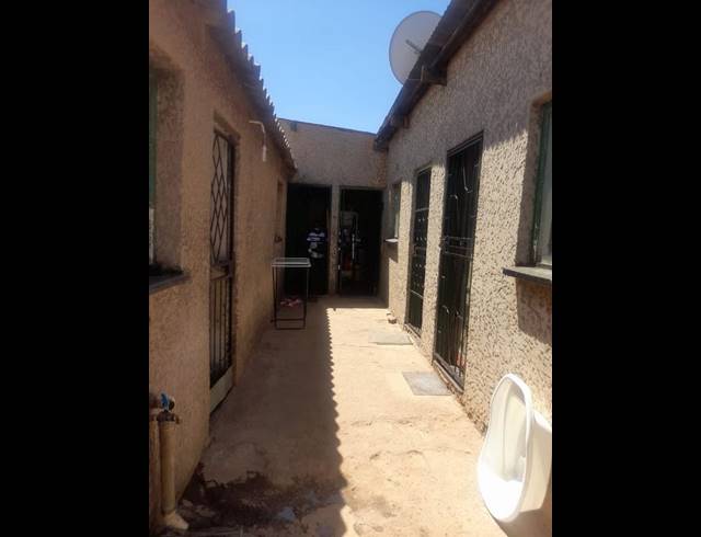 4 BEDROOM HOUSE FOR SALE IN TEMBISA EXT 11